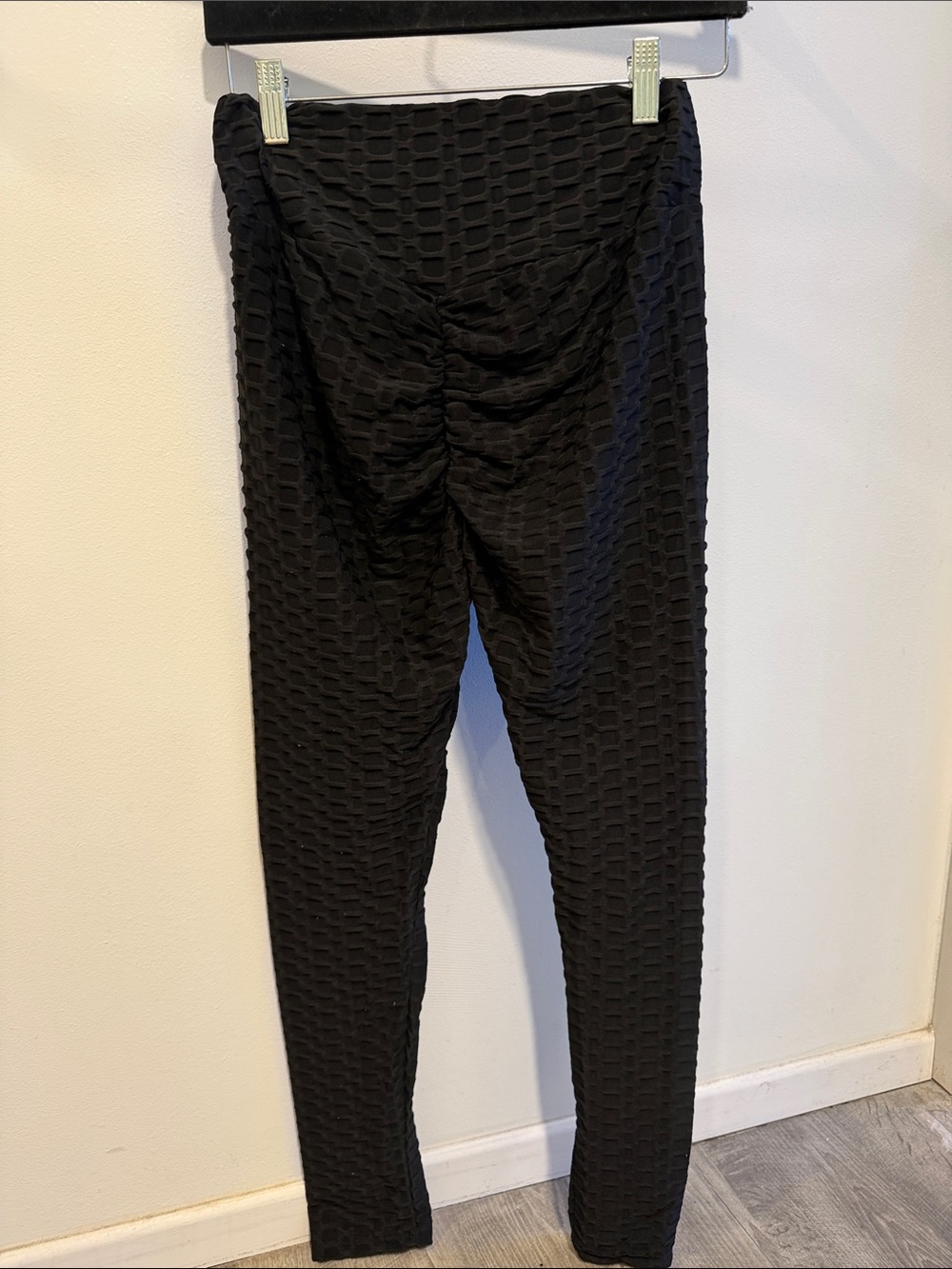 High-Waist Black Textured Leggings with Ruched Back